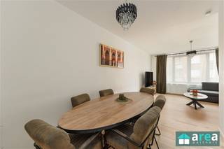 <p><span>Duplex appartement op de Boomsesteenweg 356 te Antwerpen</span></p><p><span>Dit lichtrijke duplex appartement op de Boomsesteenweg 356 te Antwerpen combineert comfort, een praktische indeling en een gunstige ligging. Gelegen nabij winkels, scholen, openbaar vervoer en belangrijke invalswegen geniet u hier van een uitstekende bereikbaarheid naar het centrum van Antwerpen en omliggende gemeenten.</span></p><p><span>Troeven:</span></p><ul><li><span>Duplex appartement met 2 volwaardige slaapkamers</span></li><li><span>Volledig gerenoveerd interieur</span></li><li><span>Geïnstalleerde keuken</span></li><li><span>Veel natuurlijke lichtinval</span></li><li><span>Ideaal voor eigen bewoning of investering</span></li></ul><p><span>Indeling:</span></p><p><span>Via de inkomhal betreedt u de aangename leef- en eetruimte, waar de grote raampartijen zorgen voor een overvloed aan natuurlijk licht. Aansluitend bevindt zich de volledig geïnstalleerde keuken. Op deze verdieping vindt u eveneens de badkamer met douche. Verder beschikt het appartement over twee volwaardige slaapkamers, die voldoende ruimte bieden voor een gezin, een thuiskantoor of hobbyruimte.</span></p><p><span>Het appartement werd recent volledig gerenoveerd aan de binnenzijde, waardoor u meteen kunt genieten van een moderne en verzorgde woonomgeving. Het huidige EPC-label bedraagt F. Om een EPC-label C te behalen, dient voornamelijk het dak nog geïsoleerd te worden.</span></p><p><span>Voor meer informatie kan u terecht bij Area Partners: <span>info@area.be</span></span><span> of 03/284.60.60.</span></p>