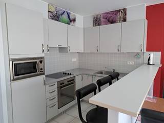Appartement meublé de façon moderne avec vue latérale sur la mer à louer à l'année. Salon spacieux, <br />2 chambres à coucher 1 chambre avec lit double, 1 chambre avec 2 lits superposés X2P, salon, terrasse arrière, cuisine équipée avec lave-vaisselle et micro-ondes, salle de bain avec baignoire et lavabo, toilette séparée. <br />3ème étage avec ascenseur. Chauffage au gaz. Cave privée. Situé à 50 m du bord de mer. <br />+100 euro provision /mois.