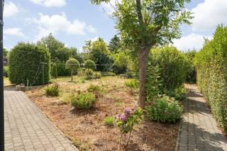 <p><span>Bent u op zoek naar een uniek renovatieproject met tal van mogelijkheden? Dan is dit pand precies wat u zoekt!</span></p><p><span>Gelegen in een rustige omgeving, maar met uitstekende verbindingen naar omliggende gemeenten en steden, vormt dit goed een waardevolle investering.</span></p><p><span> </span></p><p><span>Indeling gelijkvloers: Via de inkomhal komt u in een polyvalente ruimte, ideaal voor een zelfstandige activiteit, praktijkruimte of ontspanningsruimte. Verder vindt u op het gelijkvloers een slaapkamer of bureauruimte, een gezellige woon- en eetkamer met aansluitend de keuken (voorzien van kasten en toestellen), een badkamer met douche, lavabo & toilet, een wasplaats en een achterinkom.</span></p><p><span>Indeling verdieping: De eerste verdieping biedt een nachthal en drie volwaardige slaapkamers.</span></p><p><span> </span></p><p><span>Extra info: Combi enkel & dubbel glas, gezellige tuin, garage met technische ruimte, kelder, vaste trap naar de (nog af te werken) zolder --> uitbreidingsmogelijkheden, ideaal voor wie wonen en werken wilt combineren!</span></p><p><span> </span></p><p><span>Breng snel een bezoek voor het te laat is! Neem contact op met Kenneth (kenneth.pollet@vastgoedhuys.be) op 0472/03 25 88 of met Melissa (melissa.cardaci@vastgoedhuys.be) op 0486/54 71 80.</span></p><p><span> </span></p>