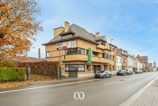 Ben je op zoek naar een huis met karakter en veel ruimte om zelf te bewonen of te verbouwen tot een meergezinswoning? Dit is jouw unieke kans.<br /><br />Deze woning bevindt zich op een boogscheut van het centrum van Ronse waar je alle faciliteiten kan terugvinden. Bovendien is het openbaar vervoer en het stadspark vlakbij. De typerende art-deco stijl zorgt voor een athentieke uitstraling en een onuitwisbare indruk. Met een bewoonbare oppervlakte van maar liefst 378 m² biedt deze woning tal van mogelijkheden.<br /><br />Indeling:<br />-Kelder: Zeer ruime praktische kelder. De volledige woning is onderkelderd wat handig kan zijn voor de leidingen.<br />-GLV: Imposante inkomhal met open plafond naar de bovenliggende verdiepingen waarrond de marmerend trap draait. Links van de hal is de keuken met eetplaats. Rechts is de leefruimte met aansluitend nog een bar. Er is ook nog een veranda en een lift.<br />-1stV: De nachthal geeft toegang tot 4 ruime slaapkamers en een badkamer.<br />-2deV: De nachthal geeft toegang tot 2 slaapkamers, een badkamer en een zolderruimte die makkelijk kan omgebouwd worden tot bijkomende kamer.<br />-3deV: Ruime, praktische zolder.<br /><br />Spreekt deze unieke eigendom jou aan en wens je van deze woning jouw thuis te maken of zie je potentieel om deze eigendom om te bouwen tot meergezinswoning? Maak snel een afspraak en kom alle mogelijkheden van deze karaktervolle woning zelf ontdekken.