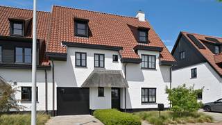 EXCLUSIEF TE KOOP: Prachtige woning met 4 slaapkamers gelegen in een residentiële wijk.Indeling : Inkomhal met apart toilet en vestiaire, lichtrijke...