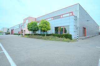 Zeer goed gelegen bedrijfsgebouw, langs de E34 richting Gent, bestaande uit 3.000 m² magazijnruimte in combinatie met instapklare kantoren van 510...