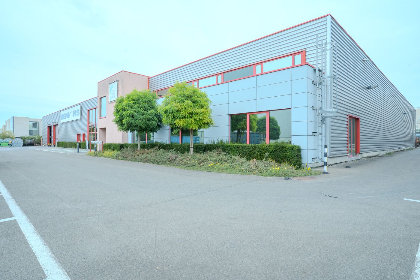 Uitstekend gelegen bedrijfsgebouw van 3.510 m² vlakbij de haven van Antwerpen - foto 1