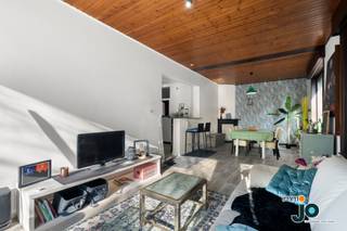 Dit lichtrijk en ruim gelijkvloersappartement, in een prachtig ART DECO gebouw, te koop in Oostende is gelegen tussen Petit Paris en het Westerkwartier en ligt vlakbij de zee en het strand. Dit appartement heeft naast een goede locatie nog een andere grote troef achter de hand: namelijke de bijhorende inpandige garage die perfect kan gebruikt worden voor stockage of extra hobby’s. Het instapklare appartement beschikt over een ruime slaapkamer en een grote leefruimte met een aparte eet- en zithoek. Dankzij de grote raampartijen geniet je steeds van veel natuurlijk licht, wat zorgt voor een aangename en open sfeer.<br /><br />Bekijk de videorondleiding op het instagramkanaal: immo_jo_sold_by_jo<br />Vraag uw gratis schatting aan via www.jo.immo<br /><br />De keuken is praktisch en volledig uitgerust, met een moderne look and feel. De badkamer is voorzien van een douche en lavabo en biedt alles wat je nodig hebt voor een optimaal wooncomfort. Daarenboven heb je een ruime slaapkamer met plaats genoeg voor een dubbel bed.<br /><br />In de nabije omgeving vind je tal van winkels en voorzieningen, en je geniet van een vlotte verbinding naar het centrum van Oostende. Dit maakt het appartement ideaal voor starters, koppels of investeerders. Dankzij de centrale ligging en het praktische ontwerp is deze woning een uitstekende keuze voor wie op zoek is naar een combinatie van comfort en functionaliteit.<br /><br />Wat dit appartement extra aantrekkelijk maakt, is de zeldzame inpandige garagebox die inbegrepen is in de prijs. Perfect voor je wagen, extra opslag of als handige werkruimte.<br /><br />Wil je dit instapklare appartement met inpandige garage zelf ontdekken? Neem dan snel contact op via 059/300 800 of mail naar jo@jo.immo<br />