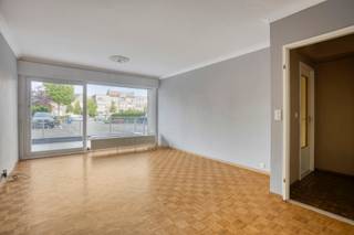 Gerenoveerd gelijkvloers appartement (65 m²) met kelderberging. Optioneel garagebox – EPC: 247 (label C)De indeling omvat een inkomhal, een apart...