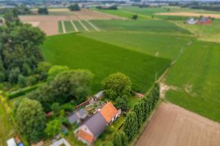 Deze eigendom wordt aangeboden via Pre-sale. De vermelde prijs is een instelprijs. Wil je een afspraak vastleggen of wens je meer info omtrent deze koopmethode, neem dan contact op met de dossierverantwoordelijke Mathias Lauwyck (+32 472 18 39 90) - mathias.lauwyck@dewaele.com!<br /><br />Op zoek naar een bouwgrond waar rust, ruimte en een landelijke omgeving centraal staan? Deze prachtig gelegen bouwgrond biedt een unieke kans om uw droomwoning te realiseren op een locatie met een bijzonder open en groen karakter.<br /><br />De grond geniet van weidse, landelijke vergezichten en biedt een aangename, rustige woonomgeving. Dankzij de open ligging ervaart u hier volop ruimte en privacy, terwijl u toch kunt genieten van de charme en bereikbaarheid van de omgeving.<br /><br />Een ideale opportuniteit voor wie op zoek is naar een bouwgrond met karakter en een uitzonderlijke ligging, en zijn toekomstige woning graag omringt met groen en prachtige vergezichten.<br /><br />Een unieke bouwlocatie voor wie landelijk wil wonen en volop wil genieten van rust en ruimte.<br /><br />Wens je meer info omtrent de mogelijkheden of een bezoek? Neem dan snel contact op met Mathias via 0472 18 39 90 of mathias.lauwyck@dewaele.com!<br /><br />De eigendom wordt aangeboden via de Pre-sale formule. Van 14/09/2026 om 09:00 tot 19/09/2026 om 12:00 kan u de bouwgrond op afspraak komen bezichtigen en een bod uitbrengen. De vermelde prijs is een instelprijs. Voor meer info, gelieve contact op te nemen met de dossierverantwoordelijke.<br /><br />Bestuursmaatregelen in het maatregelenregister: nee