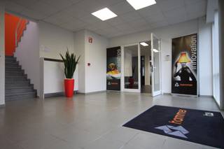 Het Intercity Business Park is gelegen naast de belangrijkste verkeersader van België; de E19 Antwerpen – Brussel. Dit bedrijvenpark bestaat uit 12 kantoorgebouwen. In totaal biedt Intercity Business Park ongeveer 35.000 m² aan kantoorruimte, 9.000 m² laboratoriumfaciliteiten en 3.000 m² magazijnruimte. De naastgelegen autosnelweg E19 kan ook aan uw firma een zichtlocatie bieden.<br />Oppervlakte beschikbaar vanaf 190 m²!<br />Parking ratio: 1/45 m²<br />Archiefruimte beschikbaar: 45€/m²/jaar.