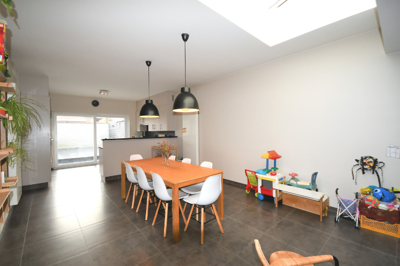 Uitzonderlijk mooi afgewerkte goed gelegen en goed geïsoleerde gezinswoning met 3 slaapkamers TE KOOP via EXPERT-IMMO - foto 4