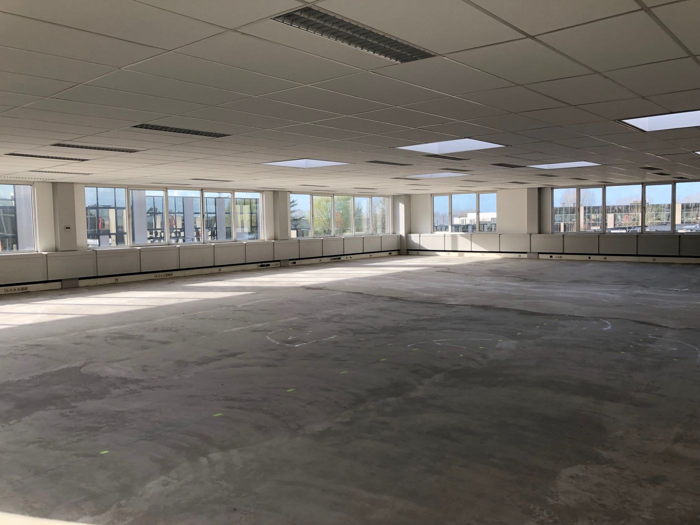 1.000 m² kantoren langs commerciële Weiveldlaan te Zaventem - photo 1