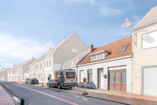 Dans la Dorpsstraat à Adinkerke (La Panne), nous trouvons cette nouvelle maison terminée avec beaucoup de potentiel. La maison est située au calme et pourtant très facilement accessible grâce à sa proximité de la gare d'Adinkerke, de La Panne, de Furnes et de l'E40. Idéal pour ceux qui recherchent une maison à vendre dans la région de La Panne qui peut encore être terminée selon leurs goûts.MISE EN PAGERez-de-chaussée :- hall d'entrée- espace de vie lumineux avec coin salon et vue sur le jardin- espace prévu pour une cuisine- extension récente avec une jolie vue dégagée sur le jardinLe premier étage a déjà été partiellement rénové, y compris l'isolation et les velux. Il y a trois chambres et une salle de bain, qui peuvent être aménagées selon vos souhaits.GÉNÉRAL- garage intérieur- jardin avec vue dégagée- endroit calme à Adinkerke (La Panne)- connexion facile à Furnes et à l'E40- projet de rénovation avec de nombreuses possibilités- sous-sol disponibleCe bien est soumis à l'obligation de rénovation imposée par le gouvernement flamand pour les bâtiments résidentiels (sauf en cas de démolition dans les 5 ans suivant l'achat). Pour plus d'informations, veuillez consulter le site web de l'Agence flamande de l'Énergie et du Climat via https://www.vlaanderen.be/een-woning-kopen/renovatieverplichting-voor-residentiele-gebouwen