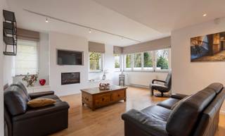 <p><strong>Instapklare gezinswoning met garage, 5 à 6 slaapkamers, ruimte vrij beroep en mooie tuin.</strong></p><p>Deze ruime woning biedt een praktische indeling en tal van mogelijkheden, ideaal voor grote gezinnen of wie op zoek is naar veel leefruimte.<br />Gelegen helemaal op het einde van een doodlopende straat, geniet deze eigendom van een bijzonder rustige ligging. Tegelijk bevindt u zich vlak bij tal van voorzieningen, waaronder Regina Caeli (kleuter-, basis- en middelbaar onderwijs), winkels, de Chiro, het zwembad van Dilbeek, Jeugdhuis Oosthoek en verschillende belangrijke invalswegen.</p><p>Op het <strong>gelijkvloers</strong> bevindt zich de inkomhal met toegang tot een ruime garage, een grote berging en een polyvalente ruimte. Deze ruimte is ideaal als extra slaapkamer, praktijkruimte, bureauruimte of onstpanningsruimte. Verder bevindt zich op dit niveau een afzonderlijk toilet, een extra douche, evenals aansluitingen en ruimte voor wasmachine en droogkast. De tuin is eenvoudig bereikbaar zowel via het gelijkvloers, als via het terras op de verdieping.</p><p>De <strong>eerste verdieping </strong>vormt het centrale leefgedeelte van de woning. Hier vindt u een ruime en lichtrijke leefruimte en een recente, volledig uitgeruste keuken die aansluit op de eetruimte. Verder is er een tussensas met apart toilet. Via de keuken kom je terecht op het zonnige terras en de mooi aangelegde tuin.</p><p>Op de <strong>tweede verdieping</strong> bevinden zich 5 comfortabele slaapkamers en een vernieuwde badkamer, uitgerust met een ligbad, douche en dubbele wastafel.<br />De <strong>zolderverdieping</strong> is toegankelijk via één van de slaapkamers en kan perfect dienen als extra slaapkamer, hobbyruimte of bureau.</p><p>Buiten geniet u van een mooie tuin met een sfeervol buitenhuis waarin zich een overdekt terras, sauna en tuinberging bevinden. Ideaal om het hele jaar door te ontspannen.</p><p><strong>Troeven van deze woning:</strong></p><ul><li><p>Rustige ligging in een doodlopende straat nabij scholen, winkels, recreatie en autostrade</p></li><li><p>Praktijkruimte / extra slaapkamer / burearuimte / hobbykamer op de gelijkvloers aanwezig</p></li><li><p>Garage en meerdere bergruimtes</p></li><li><p>Mooie tuin met tuinhuis en sauna</p></li><li><p>Gunstig EPC (C-label)</p></li></ul><p><strong>Interesse?</strong> Plan eenvoudig uw bezoek via de website: www.living-stone.be</p>