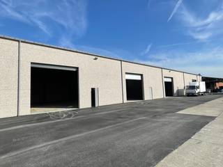 Uitstekend gelegen nieuwbouw opslagruimte van 360 m² te huur op slechts 450 m van de op- en afrit 10 Beernem van de E40.De opslagruimte met een vrije...