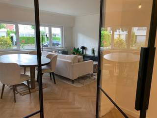 <p><strong>Perckhoevelaan 1, Wilrijk : </strong><strong>4 ruime appartementen met potentieel &amp; rendement, zowel apart als in geheel te koop.</strong></p>
<p>Deze kleinschalige residentie is gelegen op een hoekperceel met veel lichtinval en geniet van een uitstekende bereikbaarheid. Openbaar vervoer, winkels, scholen en parken bevinden zich op wandelafstand.</p>
<p><strong>Het gebouw omvat:</strong></p>
<ul>
<li><strong>1<sup>e</sup> en 2<sup>de </sup>verdieping</strong> telkens 2 ruime appartement met 2 slaapkamers, grote leefruimte, open keuken, badkamer, en terras</li>
</ul>
<p>Alle appartementen zijn momenteel niet verhuurd, waardoor u als koper de vrije keuze heeft in het huurbeleid. De units zijn net gerenoveerd.</p>
<p><strong>Troeven:</strong></p>
<p>✔ Gelegen op toplocatie in Wilrijk<br />✔ 4 ruime, lichtrijke appartementen<br />✔ Interessant rendement voor investeerders<br />✔ Geen mede-eigendom – volledige controle als eigenaar<br />✔ Parkeergelegenheid aan gebouw zelf met 2 garages mét oprit en gelegenheid in de straat<br />✔ Gunstige oriëntatie en veel lichtinval dankzij hoekligging</p>
<p>Een ideale investering voor wie op zoek is naar een stabiel en duurzaam vastgoedproject in een populaire Antwerpse deelgemeente.<br /><br /><br />Eerste Verdiep Links 2 kamers, 88 m² - 349.000 €<br />Eerste Verdiep Rechts 2 kamers, 89 m² - 347.500 €<br /><br />Tweede Verdiep Links 2 kamers, 88 m² - 344.000 € <br />Tweede Verdiep Rechts 2 kamers, 89 m² - 342.500 €</p>
<p><br />Garage optioneel aan te kopen voor 30.000 euro (enkel) of 45.000 euro (dubbel).<br /><br /></p>
<p></p>