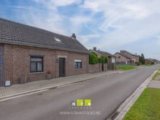 <span><strong>TE RENOVEREN HALFVRIJSTAANDE WONIG OP EEN PERCEEL VAN 3A95CA TE MAASMECHELEN<br /><br />TROEVEN<br /></strong>- <span>Gelegen dichtbij het centrum van Maasmechelen. Alle belangrijke voorzieningen in de buurt.<br />- Unieke opportuniteit om te renoveren naar je eigen droomwoning!</span><span><br />- Badkamer en slaapkamer op het gelijkvloers. Perfect voor de latere levensfase!<br />- Rolluiken.<br />- Vrijstaande garage. <br />- Omheinde tuin met toegangspoort<br />- Overdekt terras. </span><br /><strong><br />KELDERVERDIEPING -01 | </strong>kruipkelder. <strong><br /><br />GELIJKVLOERS 00<br /></strong>- Inkomhal (1,58m x 6,65m = 10,51m²): trap naar verdieping 1 en kelder, tegelvloer<br />- Woonkamer (3,61m x 6,55m = 23,65m²) houthaard, tegelvloer</span><br /><span>- Keuken (3,24m x 3,79m = 12,28m²) geïnstalleerd met onder- en bovenkasten, lades, oven, elektrisch vuur, spoelbak, tegelvoer</span><br /><span>- Toilet (1,00m x 1,21m = 1,21m²) zittoilet, spoelbakje, wandbetegeling, tegelvloer<br />- Badkamer (2,85m x 1,87m = 5,33m²) enkele lavabo, spiegel, kasten, ligbad, douchecabine, zittoilet, wandbetegeling, tegelvloer</span><br /><span>- Wasplaats (2,32m x 2,03m = 4,71m²) aansluiting wasmachine, boiler, wandbetegeling,tegelvloer</span><br /><span>- Sas (3,10m x 1,23m)+(1,75m+1,12m= 5,77m²) achterinkom, tegelvoer<br />- Slaapkamer 1 (3,00m x 3,56m = 10,68m²) linoleumvloer</span><br /><br /><span><strong>VERDIEPING</strong> <strong>+01 </strong></span><br /><span>- Overloop (1,46m x 0,81m = 1,18m²): trap naar het gelijkvloers, laminaatvloer. <br />- Slaapkamer 2 (3,44mx 3,27m = 11,25m²) laminaatvloer. <br />- Dressing/slaapkamer 3 (2,02m x 3,75m = 7,58m²) bereikbaar via slaapkamer 2, laminaatvloer. <br />- Berging (1,82m x 1,53m = 2,78m²) laminaatvloer<br /></span>- Toilet (0,71m x 1,83m = 1,30m²) zittoilet, spoelbakje, laminaatvloer. <br /><br /><span><strong>EXTERIEUR</strong></span><br /><span>- Overdekt terras met tegelvoer. <strong><br /></strong>- Vrijstaande garage.<br />- Omheinde tuin met toegangspoort.<br />- Achterliggende buitenbergruimten.<br /><br /><strong>EXTRA INFORMATIE <br /></strong><span>Dit pand kan onderhevig zijn aan de renovatieverplichting die door de Vlaamse overheid wordt opgelegd voor residentiële gebouwen. Alle informatie kunt u terugvinden via https://www.vlaanderen.be/een-woning-kopen/renovatieverplichting-voor-residentiele-gebouwen-vanaf-2023.<br /></span><br />Bekijkt u deze advertentie via een aanverwante vastgoedsite, surf dan zeker naar onze website <strong>www.N78vastgoed.be</strong> voor een uitgebreide beschrijving en foto's. <strong>Meer info: +32 (0)89 86 18 88 of info@N78vastgoed.be.</strong></span>