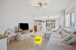 Recente (2020) halfopen woning op 112m² te Nieuwpoort-Stad. <br />Deze ruime en moderne woning biedt alles wat u nodig heeft voor comfortabel en stijlvol wonen. De woning omvat: inkomhal, leefruimte met open ingerichte keuken en inpandige garage. Op het verdiep zijn 3 ruime slaapkamers, vaste trap naar zolder waar een 4e slaapkamer gemaakt kan worden. <br />KIJKDAG zaterdag 4/7/26 van 14u tot 16u! (inschrijven via residentievastgoed.be)<br />De vermelde prijs is een richtprijs, elk bod wordt overgemaakt aan de eigenaar die zich het recht voorbehoudt het bod al dan niet te aanvaarden.<br />EPC: A (E-peil 45) <br />(Ref. NI27639)