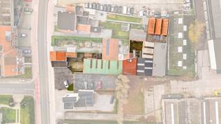 Deze woning met loods is gelegen op een commerciële ligging te Roeselare<br /><br /><span>De woning is als volgt ingedeeld:</span><br /><span>Gelijkvloerse verdieping: leefruimte, keuken, badkamer (toilet, bad, douche en lavabo), slaapkamer met aansluitend berging/dressing, kelder.<br />Eerste verdieping: 3 slaapkamers.</span><br /><br />Daarnaast is er ook een grote oprit en een loods van maar liefst +/- 830 m2.<br /><br /><span>PLUSPUNTEN:</span><br /><span>- COMMERCIËLE LIGGING </span><br /><span>- LOODS VAN 830 m2</span><br /><span>- MOGELIJKHEID TOT 4 KAMERS<br /><br /></span>