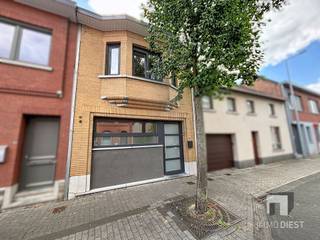 <p><span>Deze instapklare en charmante woning is gelegen op een perceel van 1a 71ca in een rustige straat in het hart van Zichem, op wandelafstand van het station. <br />De ligging vlakbij de Maagdentoren is een extra troef: u geniet hier van een rustige woonomgeving met prachtige wandelroutes langs de Demervallei op een steenworp, terwijl scholen, sportaccommodaties, winkels en andere voorzieningen zijn vlot bereikbaar. </span></p><p><span>Ook de verbindingen richting Leuven, Brussel en Hasselt zijn uitstekend.</span></p><p><span>Met een bewoonbare oppervlakte van 182m², verdeeld over het gelijkvloers en twee verdiepingen, biedt deze woning verrassend veel ruimte en comfort.<br />Op het gelijkvloers verwelkomt een ruime, volledig uitgeruste keuken die mooi aansluit op de lichtrijke leefruimte. </span></p><p><span>Dankzij de zuidgerichte tuin geniet u in de leefruimte de hele dag door van een aangename lichtinval.<br />Vanuit de leefruimte heeft u rechtstreeks toegang tot de tuin met aangelegd terras. <br />Achteraan bevindt zich een overkapping die tal van mogelijkheden biedt: extra opslagruimte, een buitenkeuken of een knusse zithoek om in alle rust te ontspannen. <br />Daarnaast beschikt het gelijkvloers over een aparte berging en een gastentoilet. </span></p><p><span>Via de inkom is er een handige doorgang naar de tuin voorzien.</span></p><p><span>Op de eerste verdieping bevindt zich een ruime slaapkamer en een comfortabele badkamer, uitgerust met een ligbad, aparte douche, toilet en aansluitmogelijkheden voor wasmachine en droogkast.<br />De tweede verdieping biedt twee praktische slaapkamers en een technische ruimte. <br />Via een inklapbare trap bereikt u bovendien de opbergzolder.</span></p><p><span>Kortom, deze woning combineert ruimte, comfort en een uitstekende ligging in het gezellige Zichem. </span></p><p><span>Een ideale thuis voor wie rustig wil wonen, maar toch alle voorzieningen en verbindingswegen binnen handbereik wenst.</span></p><p><span>Interesse? Neem gerust contact op voor meer informatie of een bezoek ter plaatse.</span></p><p><span>Contacteer ons voor een bezoek op 013 31 25 22 of mail <span>nathalie@immodiest.be</span></span><span> </span></p><p><span>We helpen je met een glimlach verder op zoek naar jouw nieuwe thuis.</span></p><p><span>In afwachting van het bezoek kan u alvast de virtuele tour bekijken.</span></p>