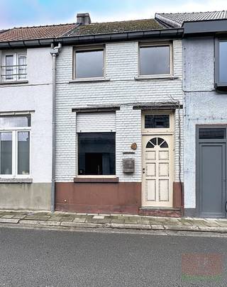 Welkom te Wetteren, waar we deze gezellige rijwoning terugvinden in een rustige doodlopende straat vlakbij de Scheldedijk, met vele fiets-...