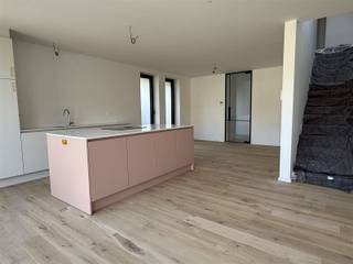 <p>Deze nieuwbouwwoning is gelegen in een doodlopende straat in het centrum, op wandelafstand van school, winkels en openbaar vervoer. Op de gelijkvloerse verdieping bevinden zich een inkomhal met apart toilet, een berging en een lichtrijke leefruimte met open keuken. Op de eerste verdiepingen vinden we 3 ruime slaapkamers terug, een wasplaats en een een badkamer die voorzien is douche, bad en dubbele wastafel. Op de nachthal is ook nog een apart toilet voorzien. Vooraan de woning is er een parkeerplaats voor 1 wagen voorzien en een buiten berging. Deze woning beschikt over alle moderne comfort en wordt nog verder afgewerkt met kwaliteitsmaterialen (keuken, binnendeuren, bekleding trap,...). Verkoop onder btw (registratierechten op de grond, btw op de constructiewaarde). Maak snel uw afspraak! </p>