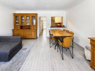 Dit gezellige en instapklare appartement geniet van een aangename ligging op korte wandelafstand van de zee, het strand en diverse winkels. Dankzij het open zicht biedt het appartement een ruimtelijk en aangenaam gevoel.<br /><br />De gezellige leefruimte beschikt over een open zicht. De keuken sluit mooi aan bij de leefruimte en zorgt voor een praktische indeling. De slaapkamer biedt plaats aan een groot bed en is voorzien van ingemaakte kasten, waardoor er voldoende opbergruimte aanwezig is. Verder bevindt zich een aparte douchekamer.<br /><br />Er is een kelderberging inbegrepen en een gemeenschappelijke fietsenberging aanwezig.<br /><br />Stedenbouwkundig uittreksel en maatregelenregister in aanvraag.<br /><br />Aarzel niet om ons te contacteren voor meer info: tel. : 050 62 44 14 of via Knokke@immax.be
