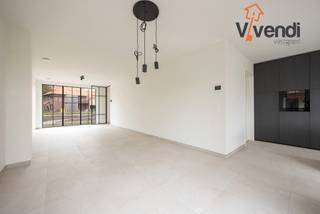 Deze luxueus afgewerkte nieuwbouwwoning is gelegen op een unieke, historische en rustige locatie, op wandelafstand van het centrum. De woning wordt aangeboden als eerste bewoning en combineert hedendaags wooncomfort met een hoogwaardige afwerking.<br />Bij het betreden van de woning komt u in een ruime inkomhal met gastentoilet. De lichtrijke leefruimte sluit naadloos aan op de volledig geïnstalleerde eetkeuken, ideaal voor wie comfort en functionaliteit weet te appreciëren. Aansluitend bevindt zich een praktische berging/wasplaats met toegang tot de ondergrondse berging en garage.<br />Op de eerste verdieping bevinden zich drie volwaardige slaapkamers en een ingerichte badkamer met douche. Via de nachthal is er met een vlizotrap toegang tot de geïsoleerde zolder, die extra opbergmogelijkheden biedt.<br />Zowel vanuit de leefruimte als vanuit de eetkeuken heeft u directe toegang tot het terras en de tuin. Achteraan de tuin is bovendien een extra berging voorzien.<br /><br />Troeven van deze woning:<br />Eerste bewoning. Energiezuinige woning met A-label. Luxueuze en volledige afwerking. Overal vloerverwarming. Historische en rustige ligging nabij het centrum. Ondergrondse berging en garage. Onmiddellijk beschikbaar.<br /><br />Wenst u een bezoek in te plannen?<br />Schrijf u dan in als kandidaat via onze website via Mijn Huurprofiel.