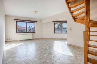 Dit duplexappartement, gelegen op de derde verdieping in de Lombardsijdestraat 27 te Neder-Over-Heembeek, biedt een aangename woonomgeving met een praktische indeling en mooie leefruimtes.<br /><br />De open leefruimte met geïntegreerde keuken vormt het hart van het appartement en biedt rechtstreeks toegang tot het ruime terras, waar je volop kunt genieten van het buitenleven. Verder beschikt het appartement over drie slaapkamers en een badkamer.<br /><br />Indeling:<br />- Open leefruimte met geïntegreerde keuken<br />- Drie slaapkamers<br />- Ruime badkamer<br />- Groot terras<br /><br />Garagebox apart aan te kopen: €25.000<br /><br />Een interessante opportuniteit voor wie op zoek is naar een ruim appartement met drie slaapkamers en een aangename buitenruimte.<br /><br />Bestuursmaatregelen in het maatregelenregister: nee