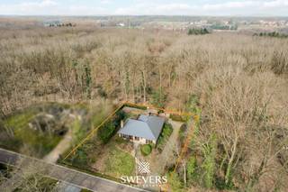 Voor meer info en foto’s, surf naar www.swevers.be – Deze open bebouwing op Ijskelder 57 in Heusden-Zolder ligt op een ruim perceel van 14a28ca en biedt volop mogelijkheden voor wie graag zelf de handen uit de mouwen steekt. De woning werd gebouwd in 1979, heeft een bewoonbare oppervlakte van 160m² en is op te frissen, maar beschikt over een solide basis en een praktische indeling. Via de inkomhal bereikt u de lichtrijke leefruimte met woonkamer en eetkamer van samen meer dan 40 m². Aansluitend bevindt zich de ruime keuken van 18,77 m² met rechtstreekse toegang tot het terras en de wasplaats. De woning telt drie slaapkamers van 17,82 m², 13,94 m² en 8,25 m², ideaal voor een gezin, logeerkamer, bureau of hobbyruimte. De badkamer is uitgerust met ligbad, douche, toilet en lavabo. Extra troeven zijn de kelder van 51,71 m² met meerdere praktische ruimtes, de ruime garage van 39,56 m² en een zolder die extra bergruimte biedt. Dankzij de noordwestelijke oriëntatie geniet u in tuin en terras volop van de namiddag- en avondzon. De ligging is rustig en toch vlot bereikbaar, met snelwegen op 2,8 km, openbaar vervoer op 900 meter, scholen op 3,5 km en winkels, horeca en ontspanning binnen 1,7 km. Een interessante woning met ruimte, privacy en renovatiepotentieel op een mooie locatie. Voor meer informatie, bel 011 255 155. Bron bewoonbare oppervlakte: EPC – verslag.