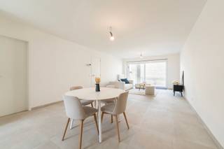 HUURGARANTIE 1 JAAR: investeer in een nieuwbouwappartement. Dankzij de huurgarantie geniet je onmiddellijk van een stabiel en gegarandeerd inkomen.

Ontdek Residentie Noordpoort in Diksmuide: 18 lichtrijke appartementen met 2 slaapkamers, zonnige terrassen en/of tuin, staanplaatsen en garageboxen. Gelegen op slechts 500 meter van de Grote Markt, bieden deze moderne appartementen het perfecte evenwicht tussen comfort en gemak. Met het station, winkels, horecazaken en scholen op wandelafstand, is Residentie Noordpoort ideaal gelegen. De nabijgelegen Ijzervlakte biedt een prachtig decor voor wandel- en fietsliefhebbers, terwijl de appartementen uitkijken op de schilderachtige Handzamedijk, een idyllisch stukje natuur.

Gebouwd met duurzame en tijdloze materialen, biedt Residentie Noordpoort verschillende opties, inclusief gelijkvloerse tuinappartementen met een eigen voordeur, perfect voor wie op zoek is naar een gelijkvloerse woning binnen een residentie. 

Alle nog beschikbare appartementen zijn volledig afgewerkt, inclusief de schilderwerken, waardoor een snelle verhuis naar jouw nieuwe thuis mogelijk is. Voor investeerders biedt dit project direct rendement.

Of je nu op zoek bent naar een eigen woning of een investeringsmogelijkheid, Residentie Noordpoort biedt telkens een uitstekende keuze. Neem vandaag nog contact met ons op voor alle informatie of een bezoek aan het modelappartement.


