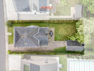 Met plezier stellen wij u deze instapklare gezinswoning voor in Heverlee, gelegen in de Raalbeeklaan, een gezellige doodlopende straat op een uitstekende locatie vlak bij Leuven. Dankzij de gunstige ligging geniet u van een vlotte verbinding naar het stadscentrum en de omliggende invalswegen, terwijl ook het openbaar vervoer binnen handbereik ligt. De woning is gelegen op een perceel van 485 m² en biedt bijzonder veel ruimte en comfort, met onder meer een vrijstaande garage met elektrische poort, een kelder, een zolderruimte en twee volwaardige verdiepingen. Bij het binnenkomen wordt u verwelkomd in een zeer ruime en sierlijke inkomhal, die meteen het aangename ruimtegevoel van de woning benadrukt. Op het gelijkvloers bevindt zich een lichtrijke en royale woonkamer met raampartijen rondom, waardoor de leefruimte baadt in natuurlijk licht. Aansluitend vindt u de uitgeruste keuken met gezellig ziteiland en zicht op de tuin, afgewerkt met kwalitatieve materialen en voorzien van alle nodige toestellen. Verder beschikt het gelijkvloers over een aparte bureauruimte en een gastentoilet. Op de bovenverdieping bevinden zich drie volwaardige slaapkamers en een badkamer. Buiten geniet u van een aangename tuin met tal van mogelijkheden, ideaal voor wie houdt van rust, groen en privacy. Kortom: een stevige, karaktervolle en instapklare gezinswoning met garage en tuin, gelegen op een rustige toplocatie in Heverlee. Interesse? Contacteer ons via info@homies.be of bel 016 22 82 22.