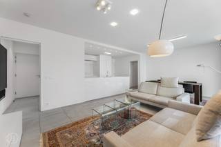 Graag presenteren wij u dit uitzonderlijk bemeubeld appartement met prachtig westgericht terras, gelegen in de iconische Balk van Beel. Het appartement omvat een ruime inkomhal met toilet en ingemaakte vestiaire, een lichtrijke leefruimte met een volledig geëquipeerde, open keuken met een groot kookeiland en hoogwaardige toestellen waaronder afwasmachine, koelkast met diepvriezer, oven, microgolfoven, kookplaat. Bovendien beschikt de keuken over een zeer praktische bijkeuken en berging met een wasmachine en een droogkast. Aansluitend de leefruimte bevindt zich het terras over de volledige breedte van het appartement. Verder beschikt dit prachtig appartement over 2 slaapkamers waaronder een master bedroom met ensuite badkamer voorzien van ligbad en dubbele wastafel, een tweede badkamer met inloopdouche, dubbele wastafel en een infraroodcabine . Het appartement beschikt bovendien over een inpandige autostaanplaats, twee privatieve fietsenstallingen en een privatieve kelderberging. De huurprijs bedraagt €1.650 per maand + €250 maandelijkse lasten. Elektriciteit en internet zijn individueel af te sluiten. Onmiddellijk beschikbaar. Een unieke woonst op wandelafstand van het historisch centrum! Meer info of een bezoek: info@homies.be - 016/15 37 11<br />
