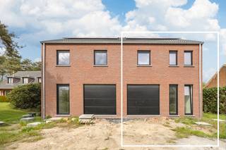 Deze halfopen nieuwbouwwoning is gelegen vlakbij het centrum Booischot, vlakbij openbaar vervoer, scholen, supermarkten en andere handelszaken.We...