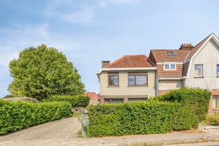 <p><span>Maison de 4 chambres située au cœur de Gentbrugge</span></p><p><span> </span></p><p><span>Cette maison familiale bénéficie d'un emplacement calme à Gentbrugge tout en offrant une excellente accessibilité grâce à la proximité des principales voies d'accès vers Gand.</span></p><p><span>La maison dispose de 4 chambres, de nombreux placards intégrés et d'un agréable jardin urbain.</span></p><p><span><br />Agencement du rez-de-chaussée : hall d'entrée, toilettes, salon, cuisine, buanderie, véranda, jardin de ville.</span></p><p><span>Agencement du 1er étage : couloir, 3 chambres, salle de bains</span></p><p><span>Agencement du 2e étage : chambre</span></p><p><span> </span></p><p><span>Atouts :</span></p><p><span>- Situation centrale</span></p><p><span>- Nombre de chambres</span></p><p><span> </span></p><p><span>Label EPC : C</span></p><p><span>Disponibilité : 1er octobre 2026</span></p><p><span>Loyer : € 1 325 par mois</span></p><p><span>Caution : 3 mois de loyer</span></p><p><span>Frais supplémentaires : participation du locataire aux frais d'état des lieux</span></p><p><span> </span></p>