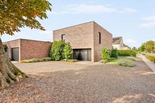 Bent u op zoek naar een uitzonderlijke eigendom waar comfortabel wonen en professioneel ondernemen perfect samengaan? Dan is deze ruime villa een unieke opportuniteit.<br /><br />Deze woning beschikt over een aparte zijingang, een wachtzaal, toilet en twee praktijk- of kantoorruimtes, waardoor cliënten of patiënten volledig gescheiden van het privé-gedeelte kunnen worden ontvangen. Het pand is uitermate geschikt voor vrije beroepen, een groepspraktijk, advocaten- of accountantskantoor, consultancy of andere professionele activiteiten.<br /><br />Dankzij de royale indeling en de afzonderlijke toegang biedt deze eigendom bovendien uitstekende mogelijkheden voor kangoeroewonen of een zorgwoning (onder voorbehoud van de geldende stedenbouwkundige voorschriften). Zo kunnen meerdere generaties comfortabel samenwonen met behoud van ieders privacy.<br /><br />De woning zelf biedt alle ruimte voor een groot gezin en beschikt over drie volwaardige slaapkamers, dressing, badkamer en een praktische wasplaats.<br /><br />Een extra troef is de volledig onderkelderde verdieping, voorzien van leidingen verwarming en voorzieningen om eventueel om te vormen als leef- of hobbyruimte. Daarnaast beschikt de woning over een dubbele garage.<br /><br />Buiten wordt u verwelkomd in een prachtig aangelegde tuin waar rust en privacy centraal staan. Dankzij de volwassen beplanting en de doordachte inrichting geniet u hier het hele jaar door van een groene oase. Ook aan parkeergelegenheid is gedacht, met voldoende parkeerplaatsen op eigen terrein voor bewoners, cliënten en bezoekers.<br /><br />Buitengewone kenmerken;<br />- Woning met professionele mogelijkheden<br />- Instapklaar, modern<br />- Zonnepanelen<br />- Airco <br />- Rolluiken/Screens<br />- Geschikt voor kangoeroewonen of zorgwonen (onder voorbehoud van vergunning).<br />- Onderkelderd.<br />- Dubbele garage.<br />- Voldoende parkeerplaatsen op eigen terrein.<br /><br /><br />Deze veelzijdige villa combineert ruimte, comfort en functionaliteit op een uitzonderlijke manier. Of u nu op zoek bent naar een exclusieve gezinswoning, een praktijk aan huis, een eigendom voor meerdere generaties of een combinatie van wonen en ondernemen, deze unieke eigendom biedt tal van mogelijkheden en is klaar voor een nieuw hoofdstuk.