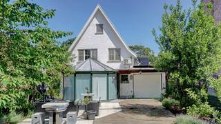 Gelegen op een perceel van 6 are 99 ca, langsheen verbindingsweg op de grens met Keerbergen. Zuid georiënteerd.Omvat: inkomhal, wc, living 48m² met...