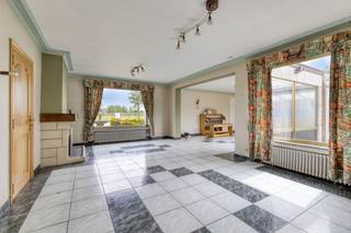 Discover this exceptional villa to renovate with a fantastic indoor pool, perfect for year-round swimming fun! Located along the Blankenberg road...