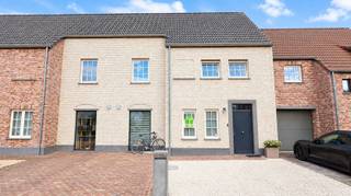Op zoek naar een comfortabele en volledig instapklare woning? Deze verzorgde gesloten bebouwing is gelegen in een rustige en aangename woonomgeving te Roeselare.<br />Dankzij de goede ligging zijn winkels, scholen, openbaar vervoer en diverse voorzieningen vlot bereikbaar. Ook het centrum van Roeselare en de belangrijkste invalswegen bevinden zich op korte afstand.<br /><br />De woning is volledig <strong>instapklaar </strong>en werd netjes geschilderd. Bovendien zijn gordijnen en verlichting reeds voorzien!<br /><br />Via de inkomhal, voorzien van een gastentoilet, komen we in de ruime en lichtrijke woonkamer met eetplaats. Aansluitend bevindt zich de open keuken, uitgerust met een spoeltafel, vaatwasmachine, keramische kookplaat, dampkap, oven en koelkast. Op het gelijkvloers is er eveneens een praktische berging waar een wasmachine kan worden aangesloten.<br /><br />Op de eerste verdieping bevinden zich drie slaapkamers, een apart toilet en de badkamer. De derde slaapkamer beschikt bovendien over een praktische dressingkast.<br />De badkamer is uitgerust met zowel een ligbad als een aparte inloopdouche.<br /><br />Achteraan de woning bevindt zich een gezellige, volledig afgesloten tuin met tuinhuis.<br />De woning wordt verwarmd via centrale verwarming op aardgas en beschikt over een regenwaterput van 7.500 liter.<br /><br />Kortom, een verzorgde en volledig instapklare woning met een aangename leefruimte, drie slaapkamers en een gezellige afgesloten tuin.<br /><strong>Beschikbaar vanaf 1 december 2026! </strong><br /><br /><u>Wenst u graag een bezoek aan deze prachtige instapklare woning? </u><br />Surf naar www.dicasa.be, open de pagina van deze woning en vul via de knop 'Bezoek aanvragen' een kort profiel in.<br />Vervolgens nemen wij contact met u op om een bezoek in te plannen. Telefonisch kunnen geen afspraken worden gemaakt