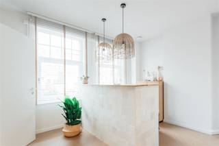 <p><span>Opbrengsteigendom met praktijk en duplex</span></p><p><span>Dit veelzijdige eigendom combineert een volledig ingerichte praktijkruimte op het gelijkvloers met een verhuurd duplex appartement erboven. Een interessante opportuniteit voor wie op zoek is naar een rendabele investering met gescheiden functies en aparte meters of een woonst met praktijk om zelf te gebruiken.</span></p><p><span>Het gelijkvloers werd in 2018 volledig gerenoveerd voorzien van alle nieuwe technologie en materialen.</span></p><p><span> </span></p><p><span>De </span><span>praktijk </span><span>is professioneel ingericht. </span><span>EPC: B</span></p><p><span>Indeling</span><span>: Onthaalruimte met wachthoek, 3 behandelruimtes van telkens 11 m² of meer, Kleedkamer, Aparte wc, Berging, Kitchenette, Oefenruimte van meer dan 30m²</span></p><p><span>De indeling is logisch en functioneel, ideaal voor medische of paramedische activiteiten, maar ook geschikt voor andere vrije beroepen.</span></p><p><span> </span></p><p><span>Boven de praktijk bevindt zich een </span><span>ruim duplex appartement</span><span>, momenteel verhuurd aan € 1.200 per maand. </span><span>EPC: C</span></p><p><span>Indeling</span><span>: Halfopen keuken, Eetkamer en salon, Aansluitend terras, met op de bovenste verdieping: 3 ruime slaapkamers, Badkamer, Extra slaapkamer op zolder</span></p><p><span>Het appartement is lichtrijk en praktisch ingericht, met een duidelijke scheiding tussen woon- en slaapverdieping.</span></p><p><span> </span></p><p><span>Extra troeven</span></p><ul><li><span>Onderkelderd</span></li><li><span>Aparte nutsmeters</span></li><li><span>2 staanplaatsen voor de woning</span></li><li><span>Renovatiejaar gelijkvloers: 2018</span></li><li><span>Combinatie wonen en werken mogelijk</span></li></ul><p><span>“Wonen en werken op één plek: een comfortabel en toekomstgericht voordeel.”</span></p><p><span>Contacteer Sinjoor Makelaars op 03 646 66 55 of christophe@sinjoor.be voor meer informatie of een bezoek ter plaatse.</span></p><p><span> </span></p><p><span> </span></p>