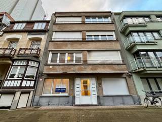 Dit gelijkvloerse appartement omvat een inkomhal die toegang biedt tot de leefruimte, badkamer en slaapkamer. In de inkomhal zijn...