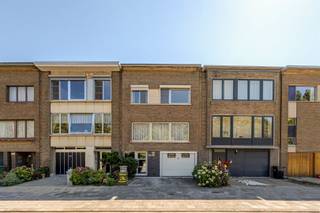 <p>Gunstig gelegen, vlakbij invalswegen (A12/Noorderlaan) en haven van Antwerpen. <br />Op wandelafstand van openbaar vervoer en centrum Ekeren.</p><p>Indeling: ruime inkomhal, garage met elektrische poort, vestiaire, slaapkamer ca. 15m2 of bureaukamer, ruime veranda en CV ruimte.<br />Zuid-georiënteerde tuin met terras en tuinhuis achteraan. <br />Eerste verdieping: living op laminaatvloer (ca. 43m2), keuken met vaatwas, oven en elektrische vuur, gastentoilet.<br />Tweede verdieping: 2 ruime slaapkamers op laminaat (ca. 18m2) en derde slaapkamer (ca. 6,5m2), badkamer met dubbele lavabo en douche. Apart toilet.<br />Extra's:<br />- geïsoleerd plat dak<br />- elektrische installatie CONFORM<br />- EPC 248kWh/m2 (label C -> geen renovatieplicht)<br />- CV ketel op gas (HR+)</p><p>Info/bezoek: 03/283 83 00 - noord@sinjoor.be<br /> </p>