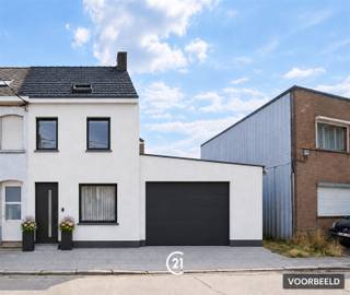 Halfopen woning met garage, tuin en verrassend veel potentieel!Op zoek naar een woning die je volledig naar je eigen smaak kunt vormgeven? Deze halfopen woning in Roosdaal biedt een mooie combinatie van ruimte, een ruime garage, veranda, tuin en vooral heel wat mogelijkheden voor wie graag zelf de handen uit de mouwen steekt. De woning beschikt momenteel over 3 slaapkamers en circa 161 m² bewoonbare oppervlakte. De huidige inrichting biedt de ideale gelegenheid om de woning stap voor stap te moderniseren en aan te passen aan je eigen woonwensen. Achteraan bevindt zich een veranda die aansluit op de tuin, waar je een gezellige buitenruimte kunt creëren om in alle rust van het buitenleven te genieten. De aangebouwde garage is een mooie extra troef en biedt niet alleen plaats voor de wagen, maar kan eveneens gebruikt worden als praktische berging of werkruimte. Ook boven beschikt de woning over interessant potentieel. Naast de bestaande slaapkamers is er een zolder die nog verder ingericht kan worden, bijvoorbeeld als extra slaapkamer, bureau, hobbyruimte of speelkamer. Daarnaast zijn er mogelijkheden om de woning verder uit te breiden, onder meer boven de garage. Hiervoor dienen uiteraard vooraf de nodige plannen te worden opgemaakt en moet een eventuele uitbreiding steeds worden voorgelegd aan de bevoegde dienst Stedenbouw en vergund worden. De woning bevindt zich in een landelijke en residentiële omgeving en combineert rustig wonen met een goede bereikbaarheid. Een bushalte bevindt zich op ongeveer 100 meter en verschillende dagelijkse voorzieningen zoals winkels, scholen, kinderopvang, horeca en sportfaciliteiten zijn in de omgeving aanwezig. Deze woning is dan ook bijzonder interessant voor handige kopers, jonge gezinnen of mensen die graag hun eigen woonproject realiseren. Hier koop je geen woning die al volledig volgens de smaak van iemand anders werd afgewerkt, maar krijg je juist de vrijheid om zelf keuzes te maken en het geheel naar eigen stijl en behoeften in te richten. Een woning met garage, tuin, ruimte én uitbreidingsmogelijkheden, waar je met wat creativiteit en handige handen een bijzonder mooie thuis van kunt maken.