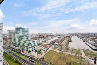 <strong>Wonen boven Antwerpen – Exclusief Panorama op de 19e verdieping</strong><br /><br />Op de 19e verdieping van Residentie Lichttoren bevindt zich dit uitzonderlijk en lichtrijk appartement met een adembenemend panoramisch uitzicht over Antwerpen.<br />De inkomhal geeft toegang tot een stijlvolle open leefruimte waar grote raampartijen het stadszicht centraal stellen. Aansluitend bevindt zich een inpandig terras, ideaal als beschutte buitenruimte in elk seizoen. De moderne open keuken is harmonieus geïntegreerd in het geheel. Het appartement beschikt over een ruime slaapkamer, een volwaardige badkamer en een privatieve berging op niveau -1.<br /><br /><strong>Bijzonderheden:</strong><br />- EPC score B<br />- Privatieve berging (-1)<br />- Autostaanplaats mee aan te kopen voor € 35.000