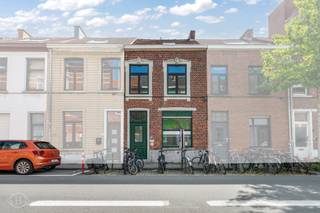 Deze ruime rijwoning is gelegen aan de Andreas Vesaliusstraat 85 te Leuven en geniet van een uitstekende ligging, op wandelafstand van een bushalte, Carrefour, een basketbalpleintje en verschillende KU Leuven-aula’s. Dankzij de centrale ligging en ruime indeling is de woning ideaal voor zowel een gezin als cohousers. Op het gelijkvloers bevinden zich een apart toilet, de leefruimte, een open eetruimte, de keuken en de badkamer met een tweede toilet. Vanuit de keuken is er toegang tot de aangename tuin met tuinhuis, dat voor extra bergruimte zorgt. Daarnaast beschikt de woning over een kelder. Op de eerste verdieping bevinden zich twee slaapkamers van respectievelijk 9 m² en 18 m². De tweede verdieping omvat een ruime derde slaapkamer van 20 m². De woning wordt onbemeubeld verhuurd en is onmiddellijk beschikbaar. De huurprijs bedraagt € 1.400 per maand. Alle nutsvoorzieningen zijn individueel en ten laste van de huurder. Interesse? Neem gerust contact op voor meer informatie of om een bezichtiging in te plannen via info@homies.be