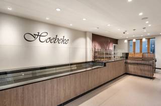 <p>Geraardsbergen: Woning met vernieuwde commerciële ruimte</p><p>Op het gelijkvloers is er een recente nieuw ingerichte bakkerswinkel met koeltoog en broodrekken (2017). Daarachter ligt de privékeuken met daarachter de warme bakkerij met alle nodige apparatuur.<br />Verder is er op het gelijkvloers een opslagruimte en een grote diepvriescel. Ook is er een aparte ruimte waar de aandrijfmotors staan voor alle koelapparaten (koeltoog, diepvriezers, diepvriescel alsook de motor voor de remrijskast van de bakkerij).<br />Op het eerste verdiep is er de privé woonkamer met balkon, een badkamer met bad en douche met direct daaraan een ruime dressing. Ook is er 1 slaapkamer op deze verdieping.<br />Op de tweede verdieping zijn er 2 ruime slaapkamers en een overloop naar de zolder.<br />Op de zolder staat momenteel een bloemsilo waar 3000 kg bloem in kan. Er is voldoende plaats om van deze ruimte 2 slaapkamers te maken of eventueel een grote ontspannings-/ sportruimte.<br />Het gebouw heeft ook een ruime kelder.</p><p>Alle slaapkamers, de woonkamer, de winkel en de bakkerij zijn voorzien van airco (zowel koelen als verwarmen). Er is ook gasverwarming aanwezig in de winkel, woonkamer, keuken en de slaapkamers. De ligging van het handelspand / privéwoning ligt op amper 50 meter van het Stationsplein van Geraardsbergen waar voldoende parking is. Het station ligt op 300 meter van de zaak.<br />Goed bereikbaar met de wagen alsook met het openbaar vervoer (bus en trein).</p><p>Interesse ?<br />Scan de QR-code (zie laatste foto) en stuur ons een mailtje via het invulformulier.</p>