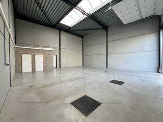Deze functionele loods in Rumbeke beschikt over een oppervlakte van 132 m². <br />Dankzij de aanwezige lichtstraat geniet de ruimte van een aangename natuurlijke lichtinval. Daarnaast is de loods uitgerust met een kitchenette en een afzonderlijk toilet met lavabo.<br />Ook op technisch vlak is aan het nodige gedacht. Zo beschikt de loods over een regenwaterreservoir van 500 liter, een septische put en een aansluiting voor Proximus.<br />Bovendien zijn er twee privatieve parkeerplaatsen voorzien.<br />Deze loods is een interessante keuze voor wie op zoek is naar een praktische opslagruimte of een ruimte voor professionele activiteiten.<br />Interesse in deze loods in Rumbeke? Neem gerust contact met ons op voor meer informatie of een bezoek ter plaatse op het nummer 0475/31 73 07.