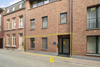 Langs de Mombersstraat ter hoogte van nummer 6 bevindt zich dit netjes verzorgd en comfortabel afgewerkt appartement, op de gelijkvloerse...