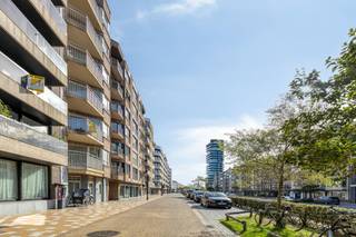 Indeling en Blikvangers<br /><br />* Ruime commerciële ruimte: Binnenkomen doet u via de winkelruimte die meteen opvalt door de brede, grote etalage. Dit zorgt voor maximale visibiliteit en heerlijk veel natuurlijk daglicht.<br />* Achterliggende faciliteiten: Het pand is voorzien van een praktische kitchenette en een apart toilet.<br />* Nutsvoorzieningen: Aparte tellers (water en elektriciteit) en elektrische verwarming.<br /><br />Troeven op een rij<br /><br />* Ligging: Elizabetlaan 365 – uitstekende bereikbaarheid en een continue stroom van passanten.<br />* Polyvalent: Perfect in te richten als winkel, praktijkruimte voor een vrij beroep (zoals een kinesist, arts of diëtist) of als representatief kantoor.<br />* Beschikbaarheid: Volledig vrij van gebruik bij het verlijden van de notariële akte – u kunt meteen aan de slag.<br />* Bouwjaar: 1989.<br /><br />Technische specificaties<br /><br />* Oppervlakte: 94 m² (GLV)<br />* EPC: Label F<br />* Verwarming: Elektrisch<br /><br />Interesse om deze commerciële parel te Knokke-Heist zelf te ontdekken? <br /><br />Neem vandaag nog contact met ons op voor een bezoek ter plaatse!<br /><br />Dit pand kan onderhevig zijn aan de renovatieverplichting die door de Vlaamse overheid wordt opgelegd voor niet-residentiële gebouwen. Consulteer voor meer informatie de website van het Vlaams Energie- en Klimaatagentschap via https://www.vlaanderen.be/bouwen-wonen-en-energie/niet-residentiele-gebouwen/verplichtingen-voor-niet-residentiele-gebouwen<br /><br />Bestuursmaatregelen in het maatregelenregister: nee
