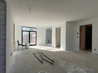 Fase 2: In een klein nieuw appartementsgebouw in bouwstijl aansluitend bij de eclectische villa,  worden 5 appartementen afgewerkt. <br />Op de eerste verdieping links vinden we dit gezellige appartement met 2 slaapkamers en terras dat wordt afgewerkt met kwaliteitsvol materiaal.<br />Al bij het binnenkomen vallen de gezellige woon- eetkamer en de aansluitende leefkeuken meteen op. Beide slaapkamers en de tussenliggende badkamer vervolledigen het appartement en een handige bergplaats biedt ruimte voor de hedendaagse technieken.<br />Dit appartement beschikt eveneens over het genot van een mooi terras met uitzicht op de majestueuze bomen in de gemeenschappelijke parktuin. Vloerverwarming door middel van warmtepomp, zonnepanelen en verluchtingsmodule zorgen voor een aangenaam binnenklimaat. Elk appartement in dit gebouw beschikt over een ruime privatieve kelderberging bereikbaar via trap of lift.<br />Het gebouw werd perfect geïntegreerd in een prachtige (her)aangelegde parktuin met wadi waarvan alle bewoners in het project het genot hebben. De gemeenschappelijke parkeergarage bevindt zich onder het naastliggende gebouw (minimaal 1 autostaanplaats verplicht aan te kopen, niet inbegrepen in verkoopprijs appartement). Een makkelijk bereikbare bovengrondse gemeenschappelijke fietsen- en afvalberging vervolledigen het geboden comfort voor de bewoners. <br />In de vormgeving van zowel gevels als interieur, wordt extra aandacht besteed aan een stijlvolle en tijdloze, duurzame afwerking.<br />Voor verdere informatie kan u ons steeds bereiken op 0473/45.77.37 of via mail info@batimmo-vastgoed.be