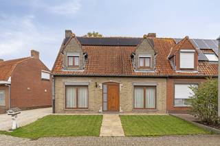 Instapklaar huis te koop in Ieper in de Ligywijk 114. Dit halfopen huis heeft twee slaapkamers, een parkeerplaats en aangelegde tuin. Uitermate geschikt voor wie wil wonen in een rustige wijk dichtbij het centrum van Ieper. De woning werd recent gerenoveerd en heeft vernieuwde technieken en inrichting. De woning heeft zonnepanelen met een thuisbatterij. Bij plaatsen dakisolatie krijgt de woning een EPC C label!INDELINGGelijkvloers: Ruime inkomhal met vestiaire - open woonkamer in U-vorm met bureauhoek, eetplaats met ingebouwde kasten, ruime open leefkeuken en gezellige zithoek - berging (aansluiting aanwezig voor extra toilet) - wasplaats met aansluiting voor wasmachine en droogkast en rechtstreekse toegang tot de tuin - gelijkvloerse badkamer met inloopdouche, lavabomeubel, toilet en aansluiting voor ligbad - aangelegde tuin met terras, tuinberging en uitweg naar de straat - parkeerplaats naast de woning.Eerste verdieping: Nachthal - twee slaapkamers.TROEVEN- Rustig gelegen nabij het centrum - Perceel 275m²- Vernieuwd- Dubbele beglazing - Zonnepanelen met thuisbatterij- Nieuwe CV ketel- Vernieuwde elektriciteit- Bij isoleren dak EPC C label!De eigendom wordt aangeboden via de Pre-sale formule. Op 22/11/2025 tussen 10:00 en 12:00 kan u de woning op afspraak komen bezichtigen en een bod uitbrengen. De vermelde prijs is een instelprijs. Voor meer info, gelieve contact op te nemen met de dossierverantwoordelijke.Dit pand is onderworpen aan de renovatieverplichting van de Vlaamse overheid voor residentiële gebouwen (behoudens bij sloop binnen 5 jaar na de aankoop). Consulteer voor meer informatie de website van het Vlaams Energie- en Klimaatagentschap via https://www.vlaanderen.be/een-woning-kopen/renovatieverplichting-voor-residentiele-gebouwen