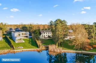 Droomt u van <strong>wonen op een unieke locatie</strong> waar luxe, ruimte en natuur naadloos samenkomen? Deze <strong>prestigieuze nieuw te bouwen villa</strong>, gelegen aan het idyllische Meer van Keerbergen en op een steenworp van de golfclub, biedt een uitzonderlijke woonbeleving voor wie enkel het beste verwacht.<br />Met een bewoonbare oppervlakte van meer dan 350 m² wordt deze exclusieve woning ontworpen met bijzondere aandacht voor <strong>licht, ruimte en uitzicht</strong>. Dankzij de <strong>doordachte architectuur</strong> en <strong>grote raampartijen</strong> geniet u vanuit de belangrijkste leefruimtes van<strong> een panoramisch zicht op het meer</strong> en de omliggende fauna en flora. Elk seizoen brengt hier een nieuw decor van rust, schoonheid en natuurlijke elegantie.<br />De villa verwelkomt u met <strong>royale leefruimtes</strong> die perfect aansluiten op het terras en de tuin, waardoor binnen- en buitenleven harmonieus in elkaar overvloeien. De <strong>open leefkeuken</strong> vormt het hart van de woning en biedt alle mogelijkheden voor gezellige familiemomenten en stijlvolle ontvangsten.<br />Op de verdiepingen bevinden zich <strong>vier volwaardige slaapkamers</strong>, waaronder een ruime master suite met <strong>dressing en badkamer</strong>. Daarnaast beschikt de woning over een <strong>afzonderlijke gastenkamer</strong>, ideaal voor familie, vrienden of een inwonende au pair. Verder zijn er <strong>diverse multifunctionele ruimtes</strong> voorzien die kunnen worden ingericht als bureau, bibliotheek, hobbyruimte of fitness.<br /><u><strong>Troeven van deze unieke villa</strong></u>
<ul>
	<li>Exclusieve ligging aan het Meer van Keerbergen</li>
	<li>Nabijheid van de golfclub en diverse recreatiemogelijkheden</li>
	<li>Meer dan 350 m² bewoonbare oppervlakte</li>
	<li>Uitzonderlijke architectuur met maximale oriëntatie naar het meer</li>
	<li>Royale leefruimtes met veel natuurlijk licht</li>
	<li>4 slaapkamers en een afzonderlijke gastenkamer</li>
	<li>Hoogwaardig nieuwbouwconcept met aandacht voor comfort en duurzaamheid</li>
	<li>Rustige en residentiële omgeving</li>
</ul>
Deze villa bevindt zich momenteel in ontwerpfase, waardoor er nog mogelijkheden zijn om bepaalde afwerkingen en indelingen af te stemmen op uw persoonlijke wensen.<br />Voor een uitgebreide toelichting van het project, de plannen, afwerkingsmogelijkheden en het lastenboek, nodigen wij u graag uit voor een vrijblijvende afspraak met onze nieuwbouwexpert. Tijdens deze persoonlijke bespreking lichten wij alle details van dit uitzonderlijke woonproject graag verder toe.<br />Interesse? Contacteer ons vandaag nog voor een exclusieve presentatie van deze unieke villarealisatie aan het Meer van Keerbergen op het nummer 0472/78.40.49 of via anne@incignorealestate.be
