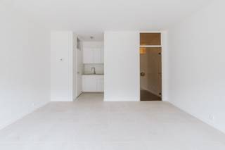 <p><strong><u>Bezoek enkel mogelijk na aanmaken huurdersprofiel: </u></strong><strong><u>https://onid.mijnhuurprofiel.be/property/f2d9b35d-3a28-4ca5-ac15-79eafea0e2f4</u></strong></p><p><br /></p><p>Op de Groenendaallaan kan je deze gerenoveerde studio terugvinden op het gelijkvloers van een rustig gebouw. Dankzij de centrale ligging zijn openbaar vervoer, winkels en belangrijke invalswegen allemaal in de nabije omgeving. Als extra troef sta je met de fiets op 15 minuten in centrum Antwerpen! </p><p><br /></p><p>De studio bestaat uit: inkomhal, leefruimte, keuken, badkamer met toilet</p>
